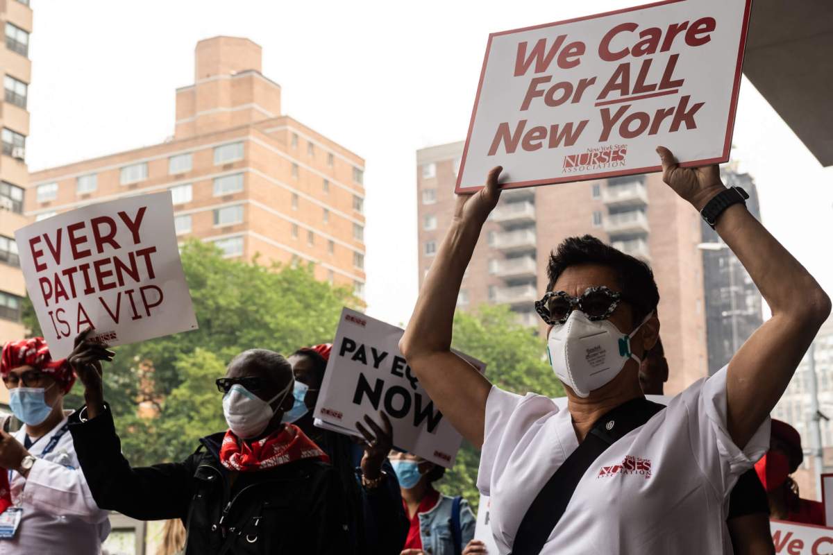 NYC Public Hospital nurses rally outside Bellevue Hospital demanding a fair contract. Photo by Gabriele Holtermann