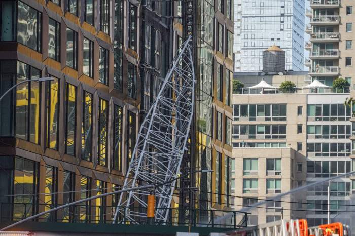 Crane collapsed in Midtown