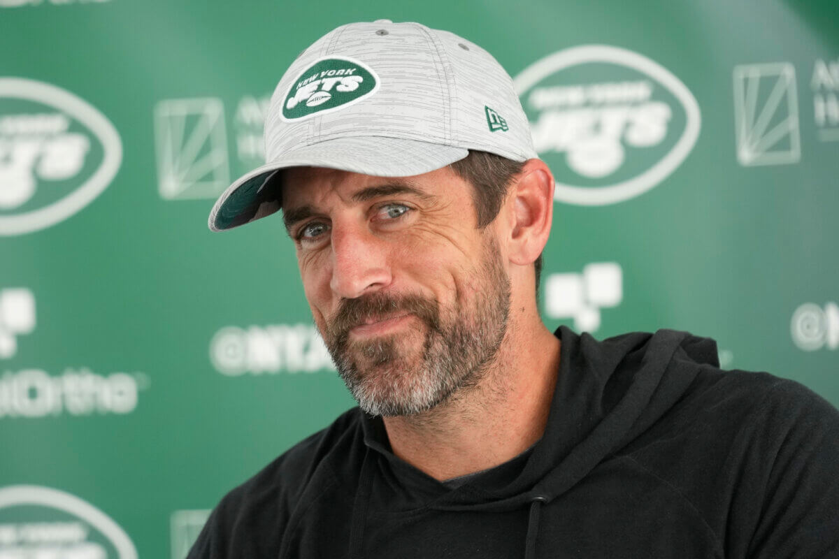 Jets' Aaron Rodgers shows love to former teammates, other big takeaways  from Wednesday practice