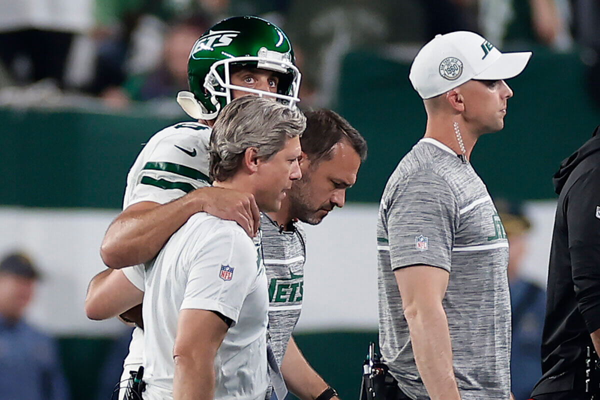 Aaron Rodgers leaves Jets debut after one pass with injury