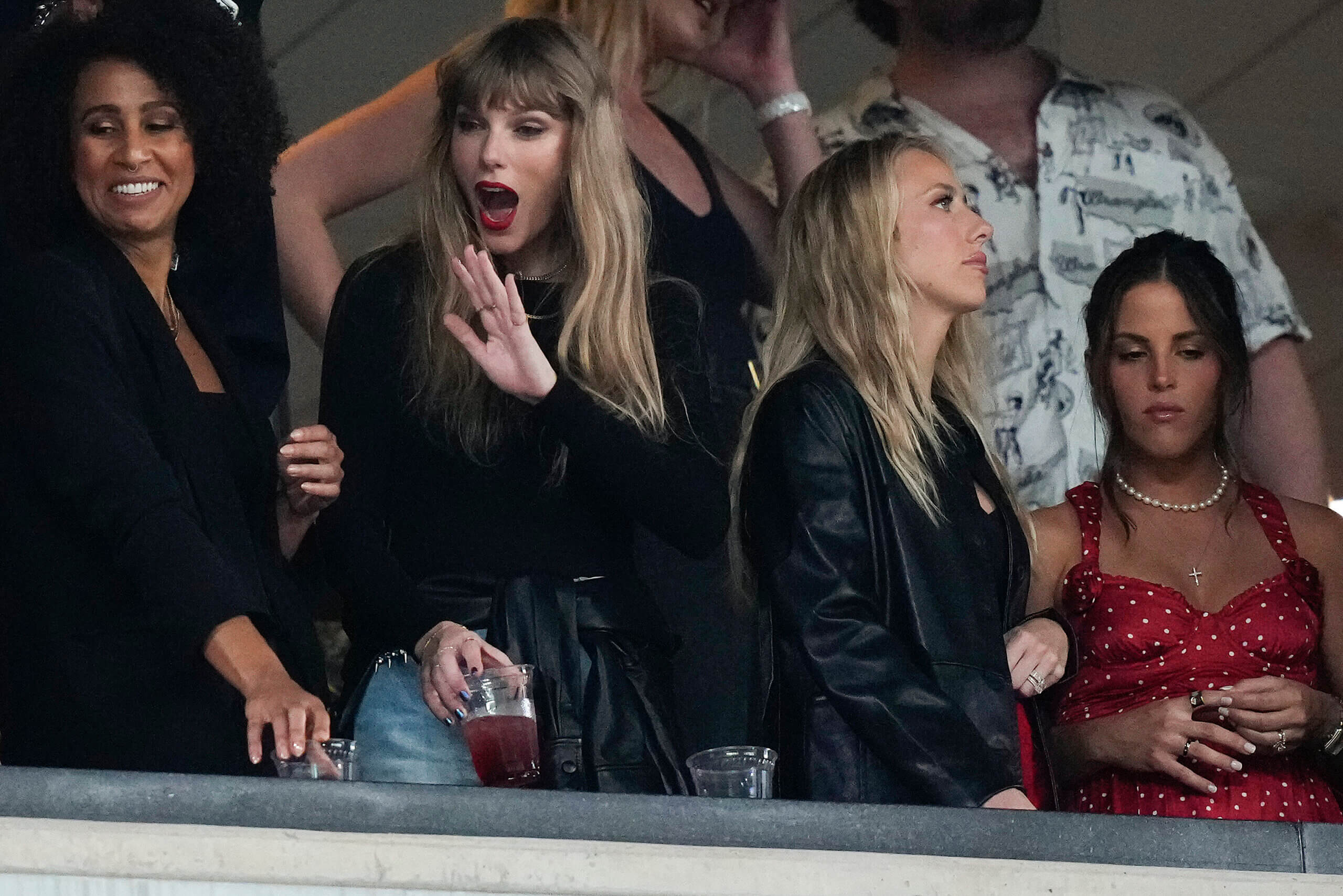 Kansas City Chiefs Defeat New York Jets 23-20 as Taylor Swift