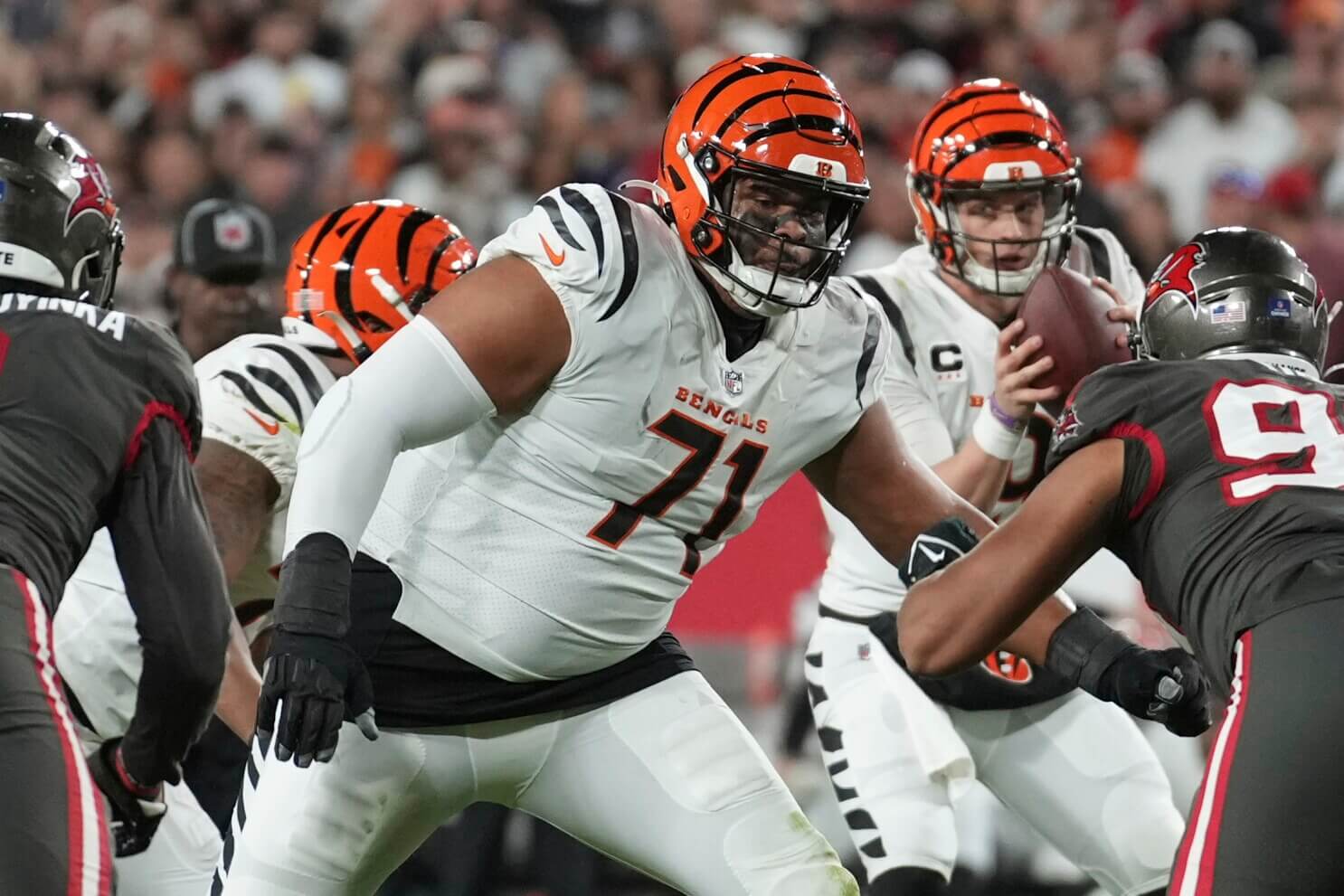 Ex-Cowboys T La'el Collins Back on Market After Bengals Release