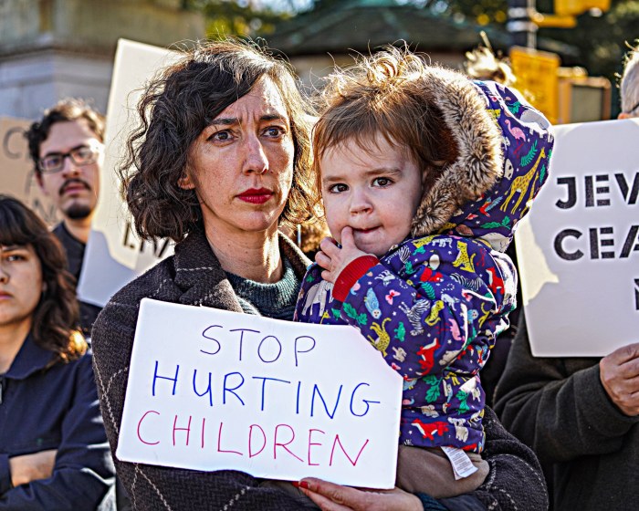 Mom and child at protest demanding Congress Member Dan Goldman seeking Middle East ceasefire