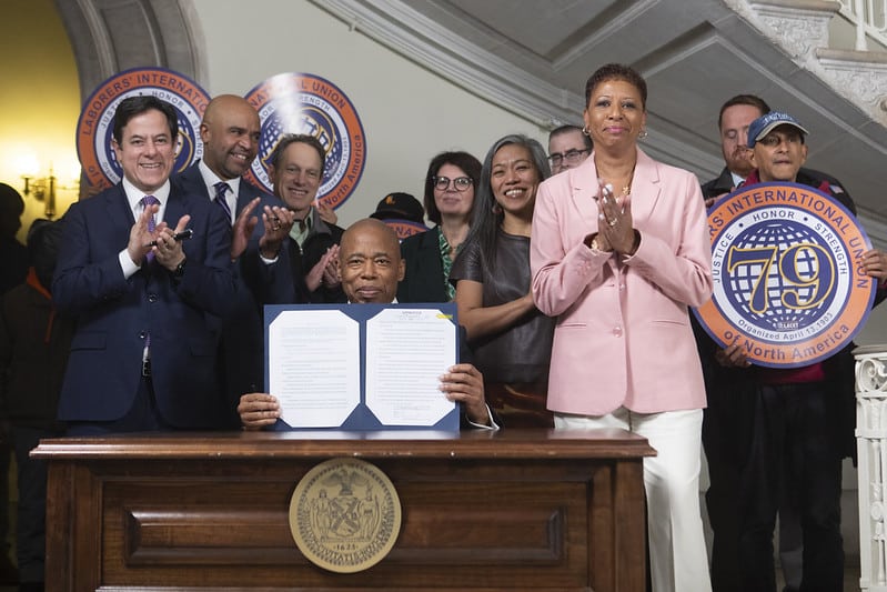 纽约市长亚当斯签署法案，为纽约市每个社区设定住房增长目标