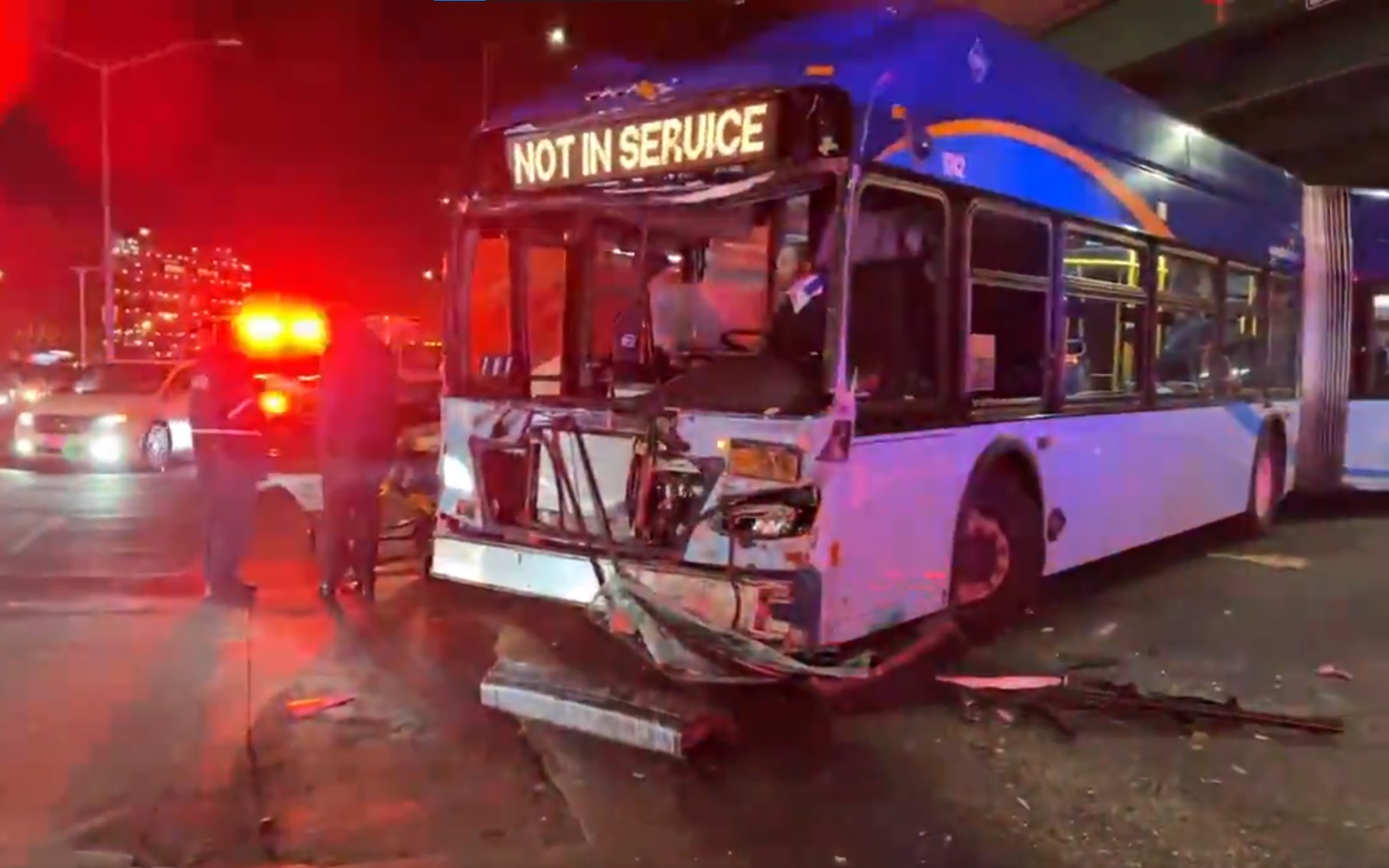纽约布朗克斯发生的涉及公交车和垃圾车的事故，导致12人受伤，仍在调查中