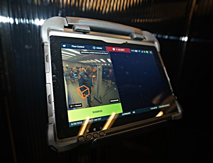 screen shows a box where the tech detects a weapon