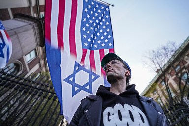 NYC college campus sees American and Israeli flag amid antisemitism fight