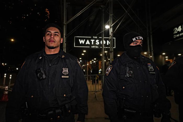 Police outside Midtown hotel where stabbing occurred