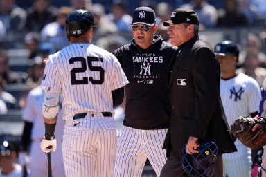 Angel Hernandez argues with Yankees players and manager