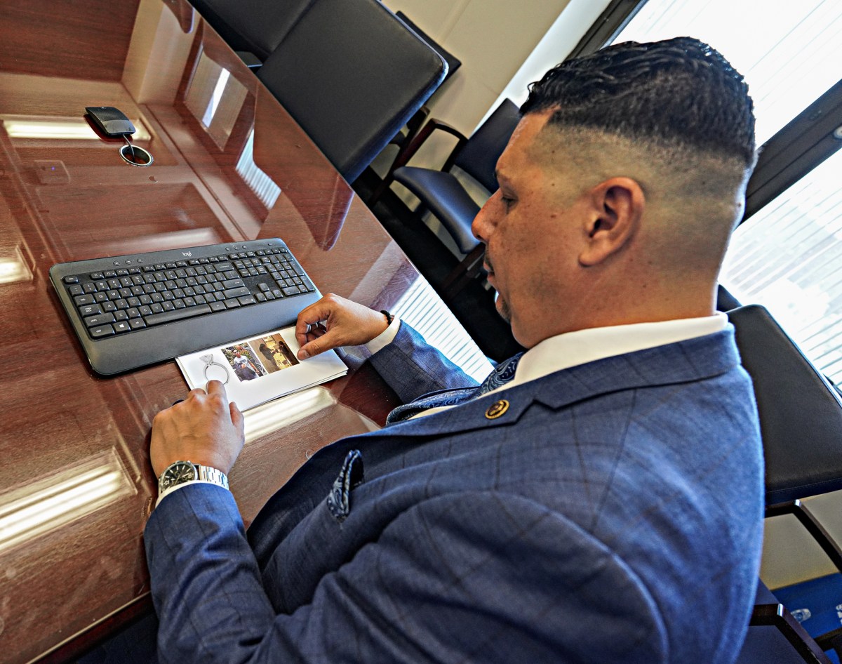 Detective Scott Gomez points to a ring Yaorong Wan allegedly stole