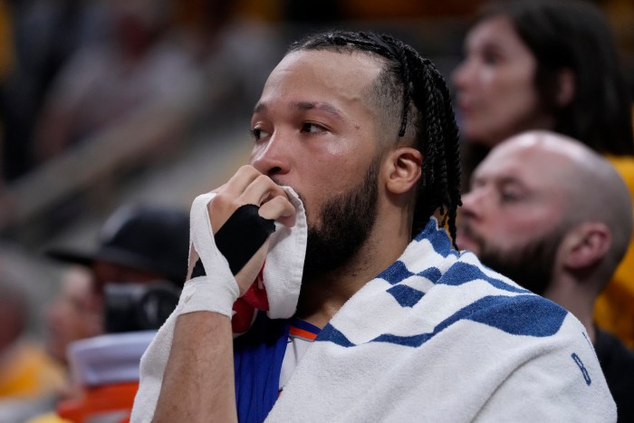 Knicks star Jalen Brunson suffered a fractured hand in the third quarter