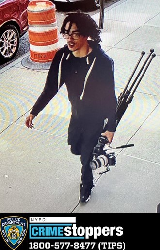 suspect wearing black holding a tripod wanted for stealing cameras in Central Park