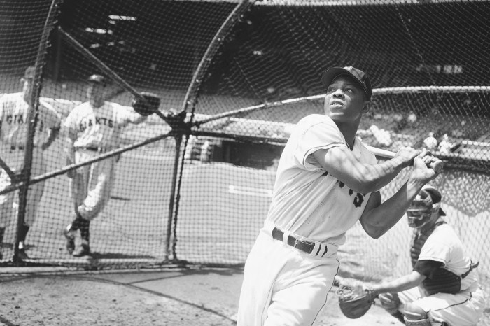 Willie Mays swinging a bat as a New York Giant