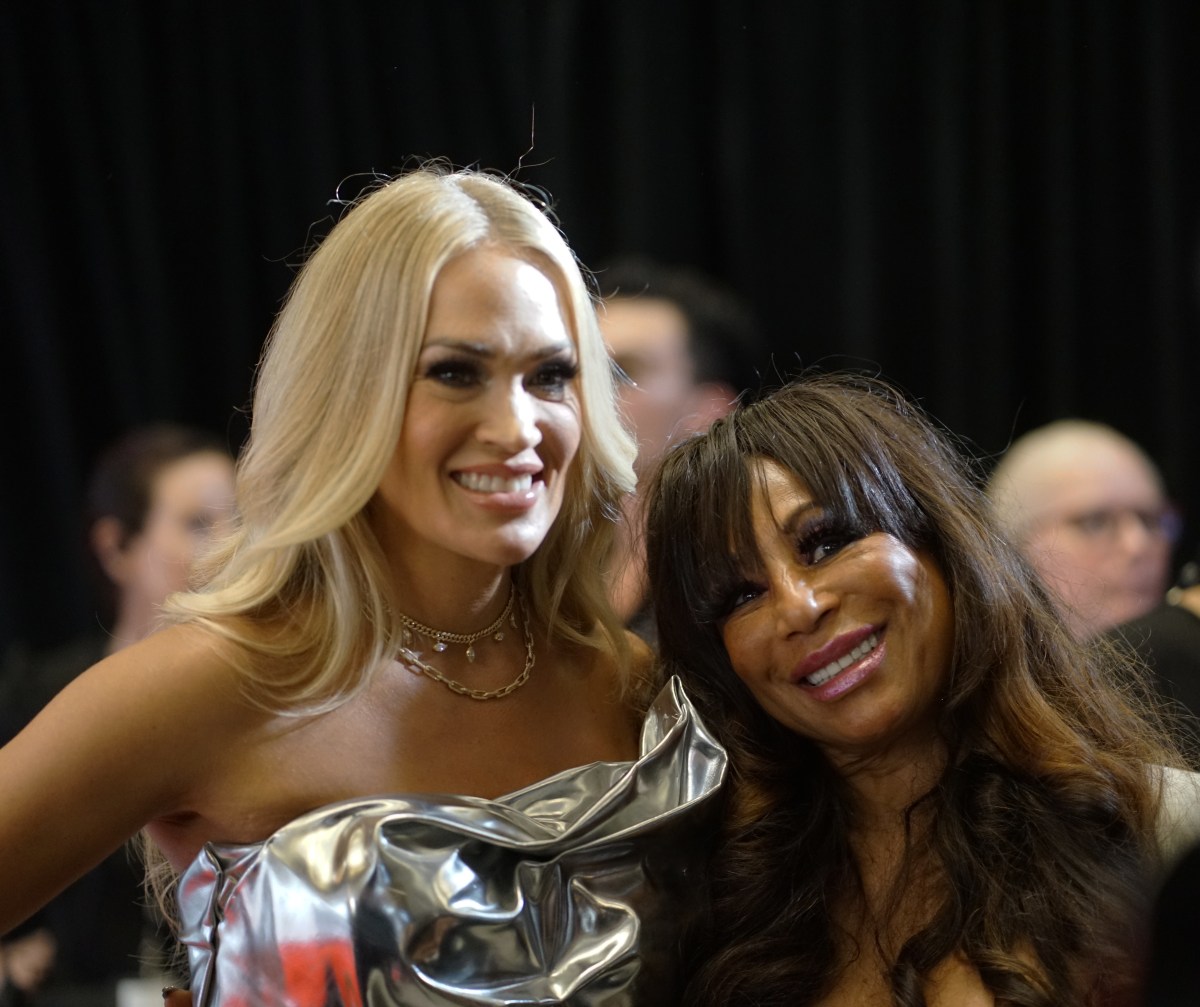 Carrie Underwood poses with a fan at the Songwriters Hall of Fame.