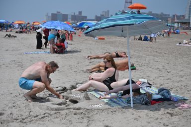 Man builds sandcastle on NYC beach during heat wave