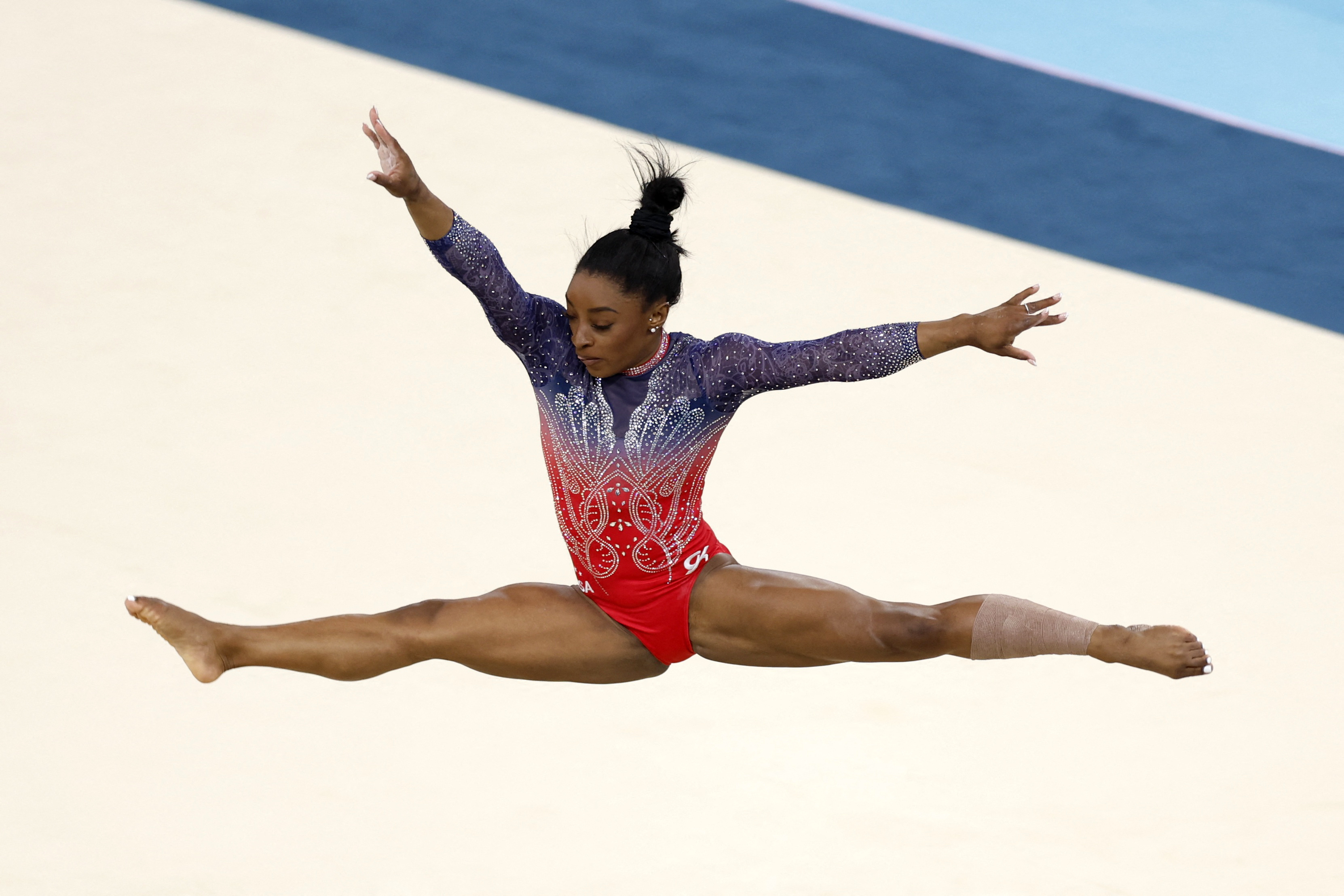 Olympics 2024: Simone Biles fights through injury, earlier fall on beam to  take silver in floor excercise | amNewYork