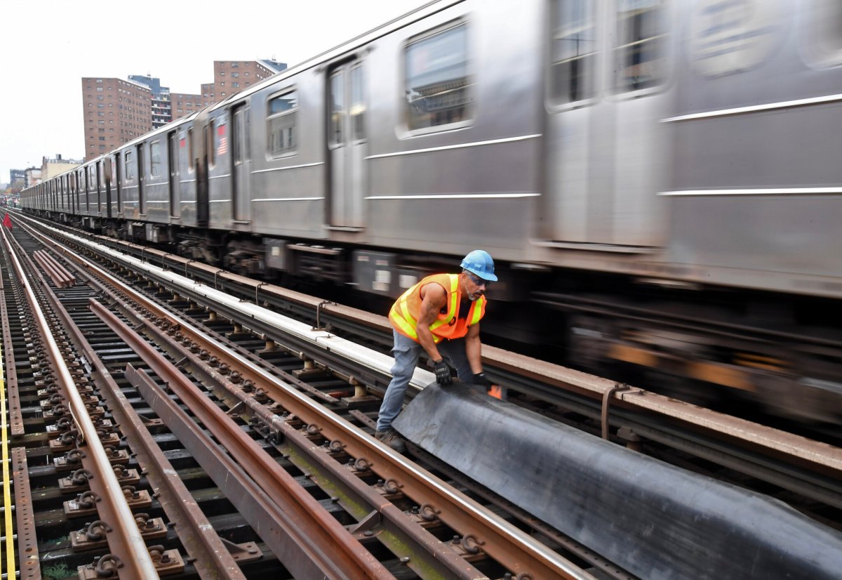 Following the death of a flagman and an increase in near-misses, the government is demanding that the MTA improve track worker safety