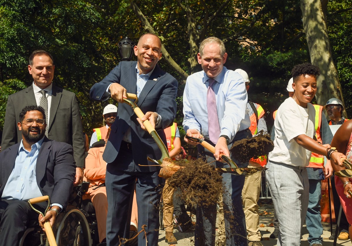 Hakeem Jeffries and Janno Lieber shoveling dirt at MTA groundbreaking ceremony