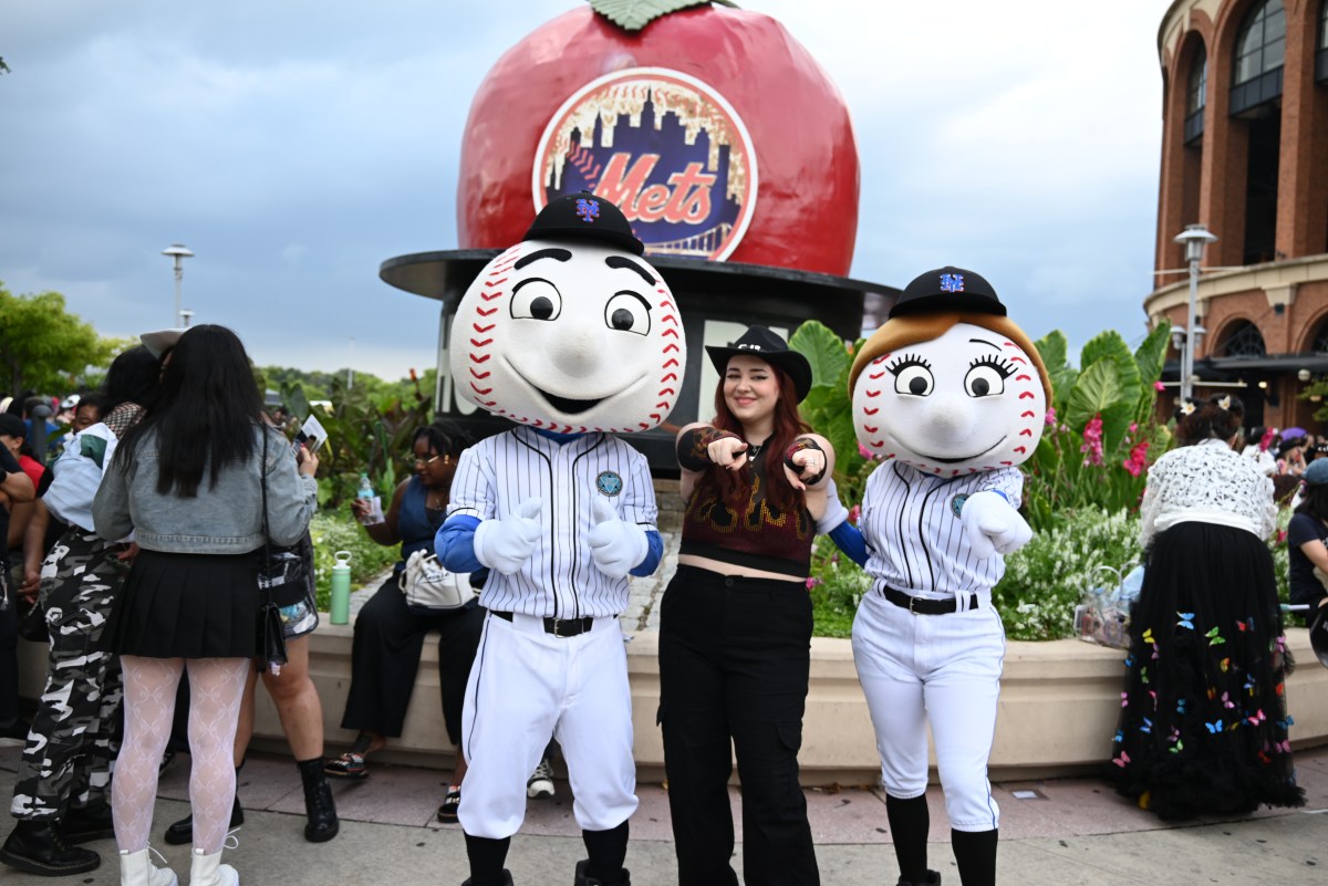 Mr. and Mrs. Met with an ATEEZ fan at Citi Field.