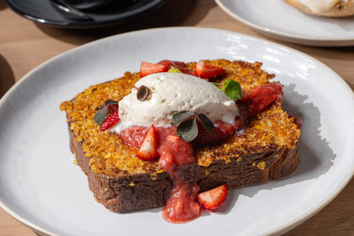 french toast with strawberries and cream