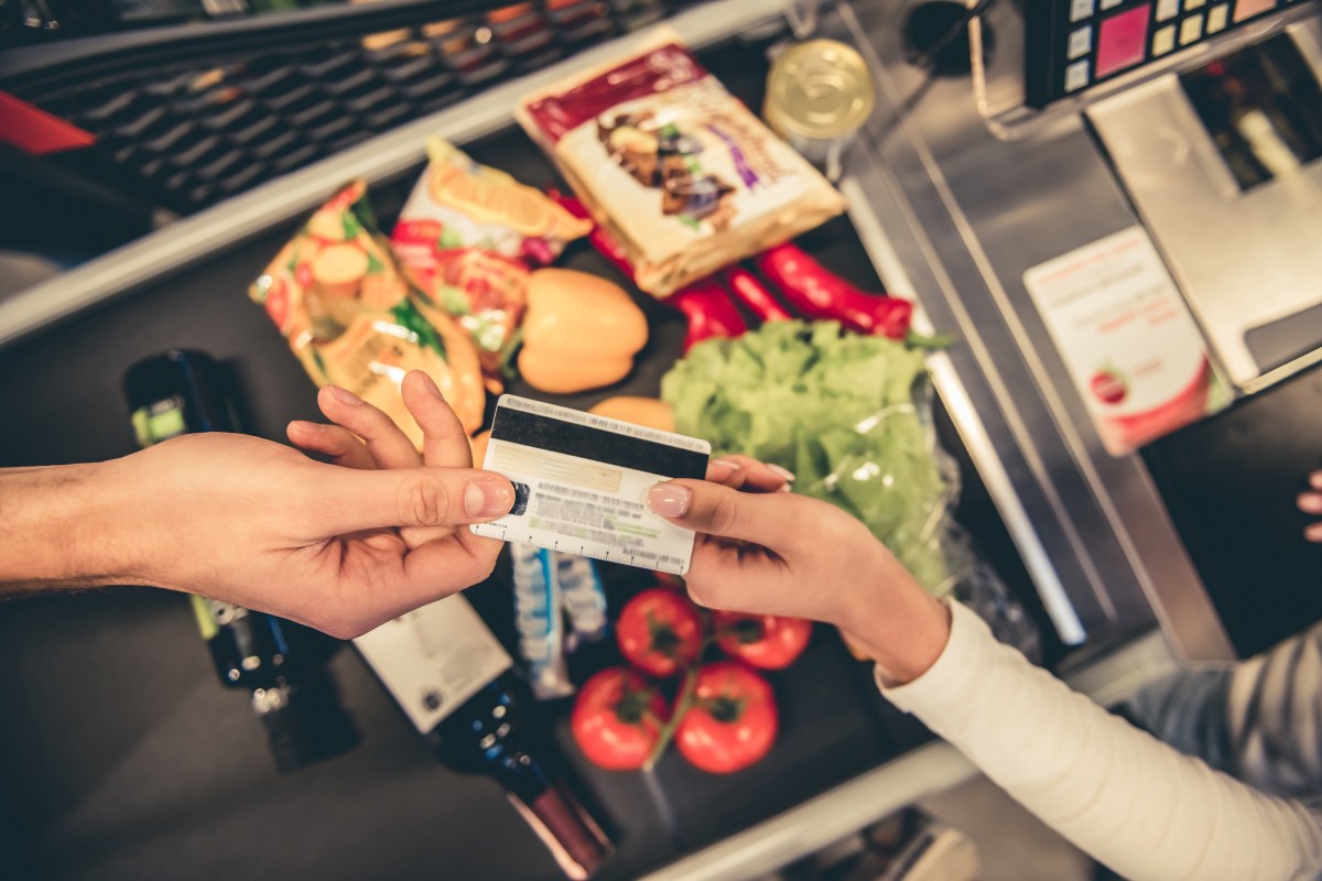 Person paying for summer food in New York