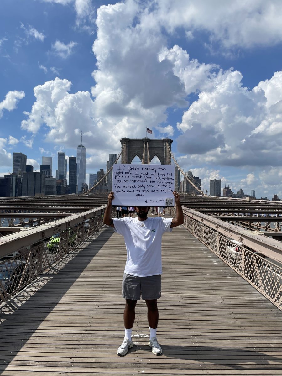 Jose Cruz spreads messages of positivity on the Brooklyn Bridge.