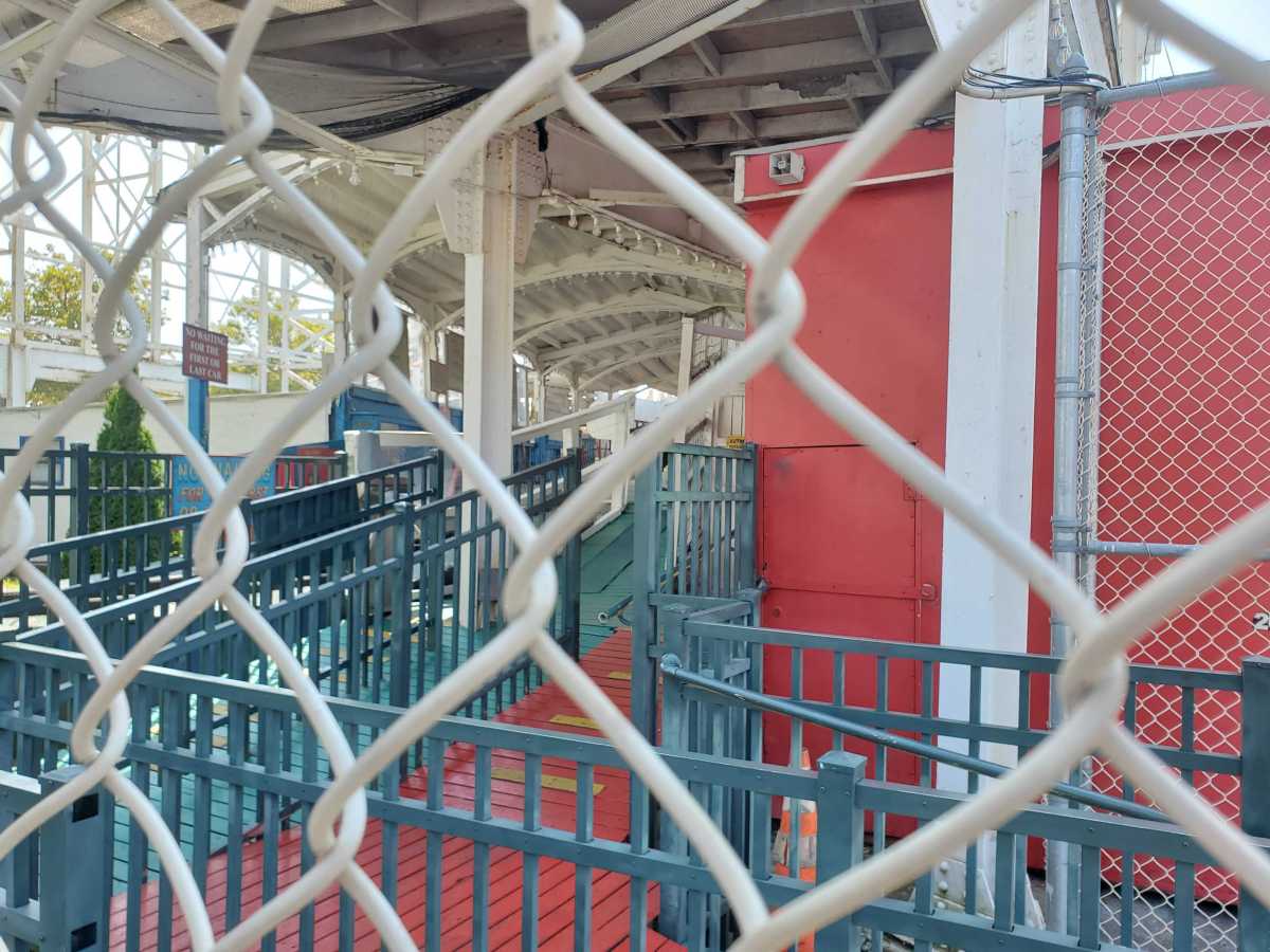 The empty waiting area to the Cyclone rollercoaster