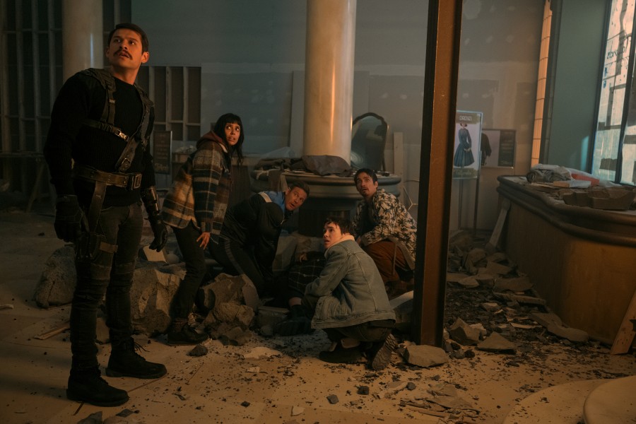 Pictured are (from left) David Castañeda as Diego Hargreeves, Ritu Arya as Lila Pitts, Tom Hopper as Luther Hargreeves, Elliot Page as Viktor Hargreeves, and Robert Sheehan as Klaus Hargreeves in ‘The Umbrella Academy.’