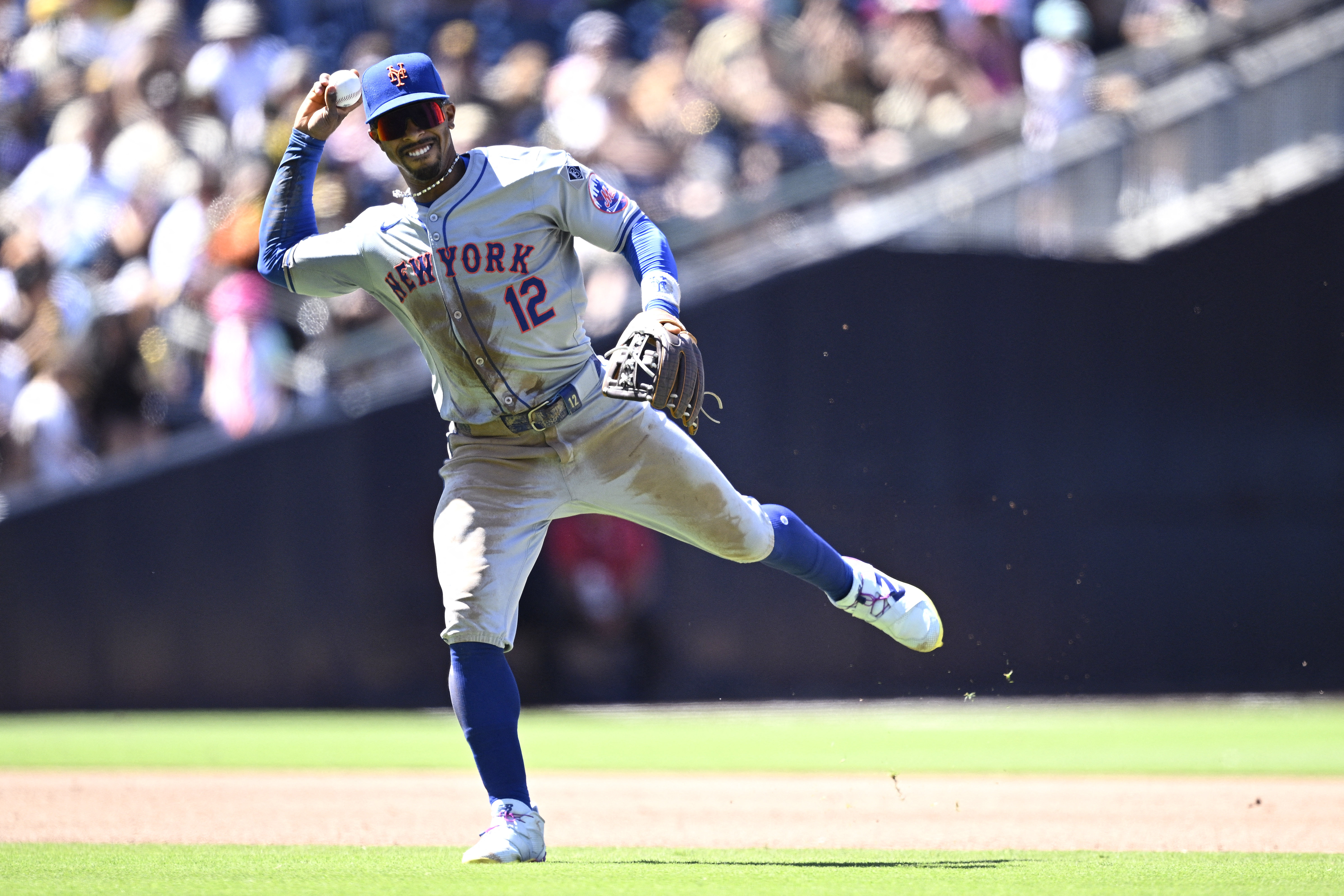 Mets SS Francisco LIndor makes a throw to 1st base