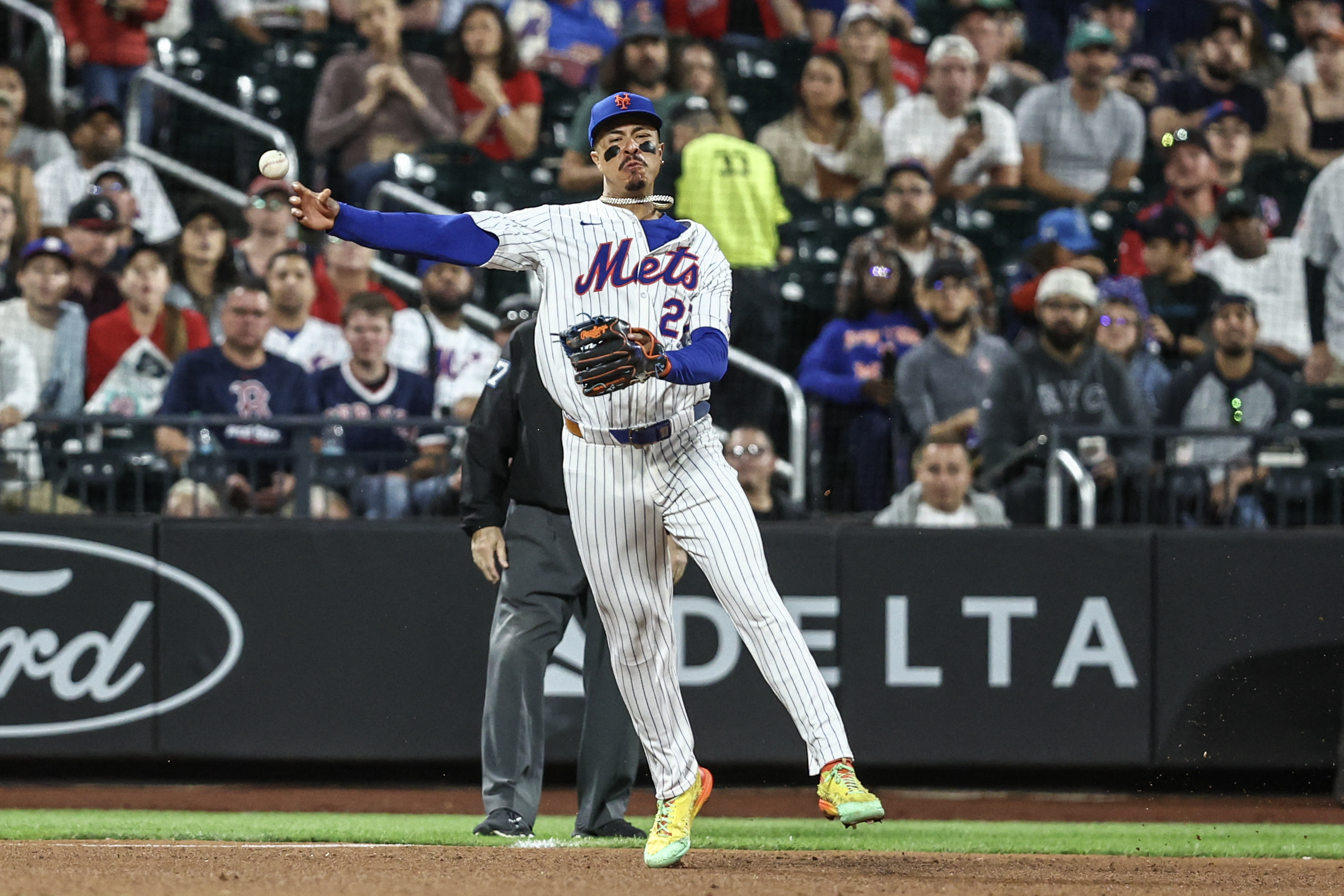 Mark Vientos in the field Mets