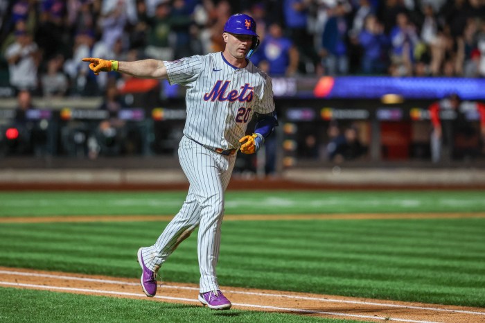 Pete Alonso hits a home run Mets