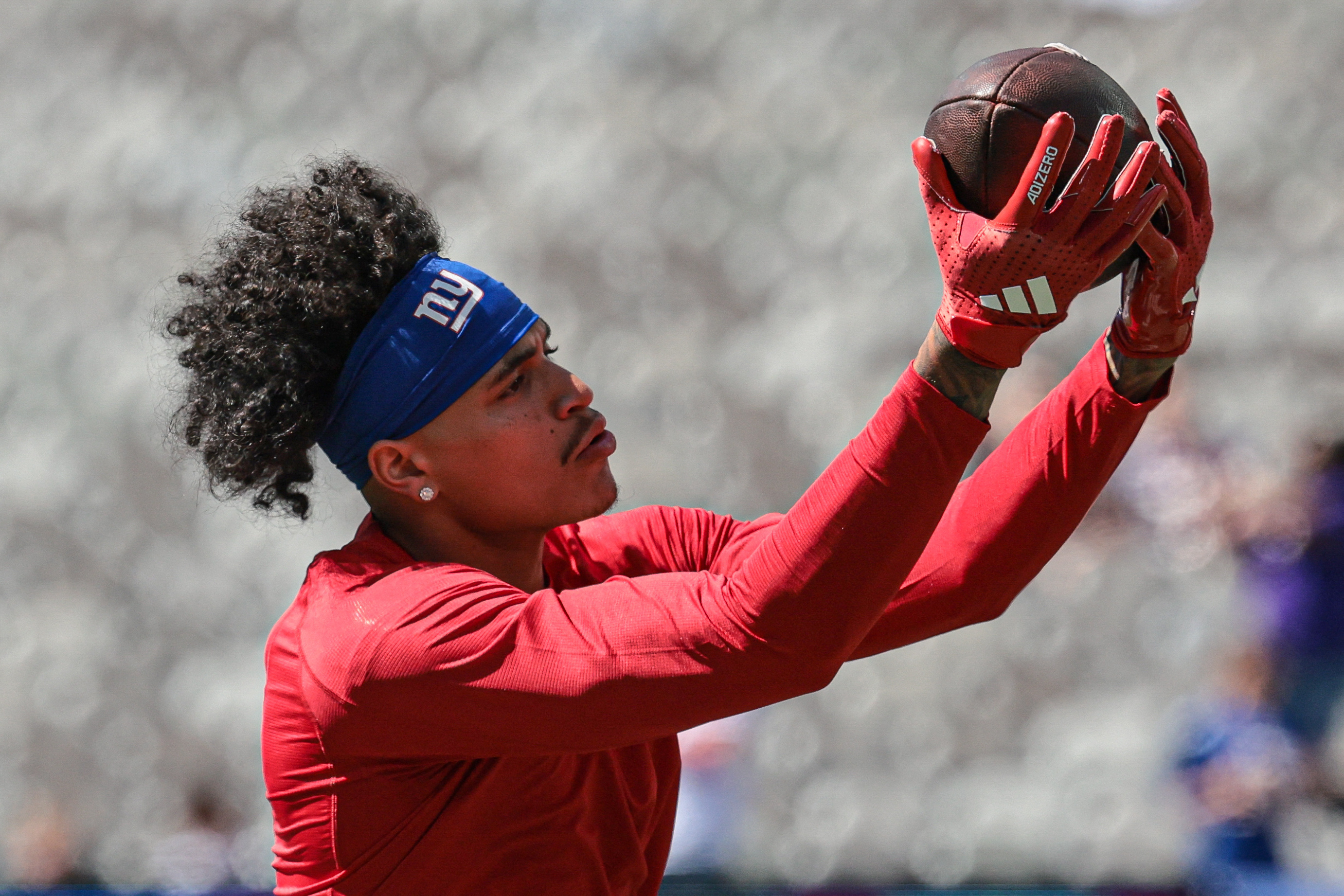 Jalin Hyatt Giants receiver makes a catch in warmups