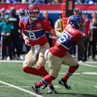 Giants QB Daniel Jones hands the ball off to Devin Singletary