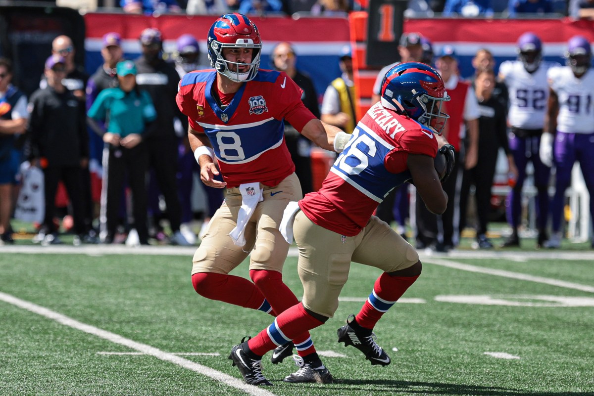 Giants QB Daniel Jones hands the ball off to Devin Singletary