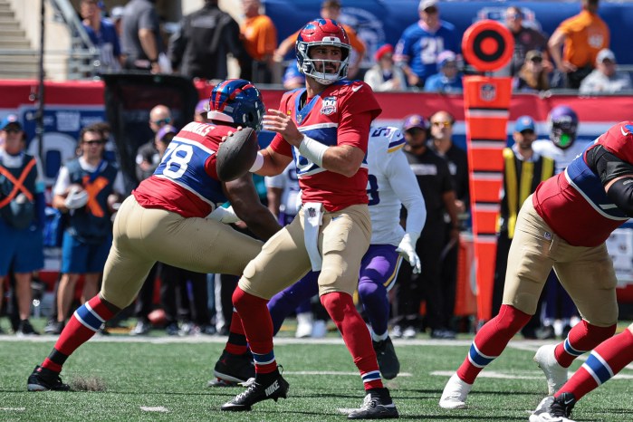 Daniel Jones drops back to throw a pass Giants