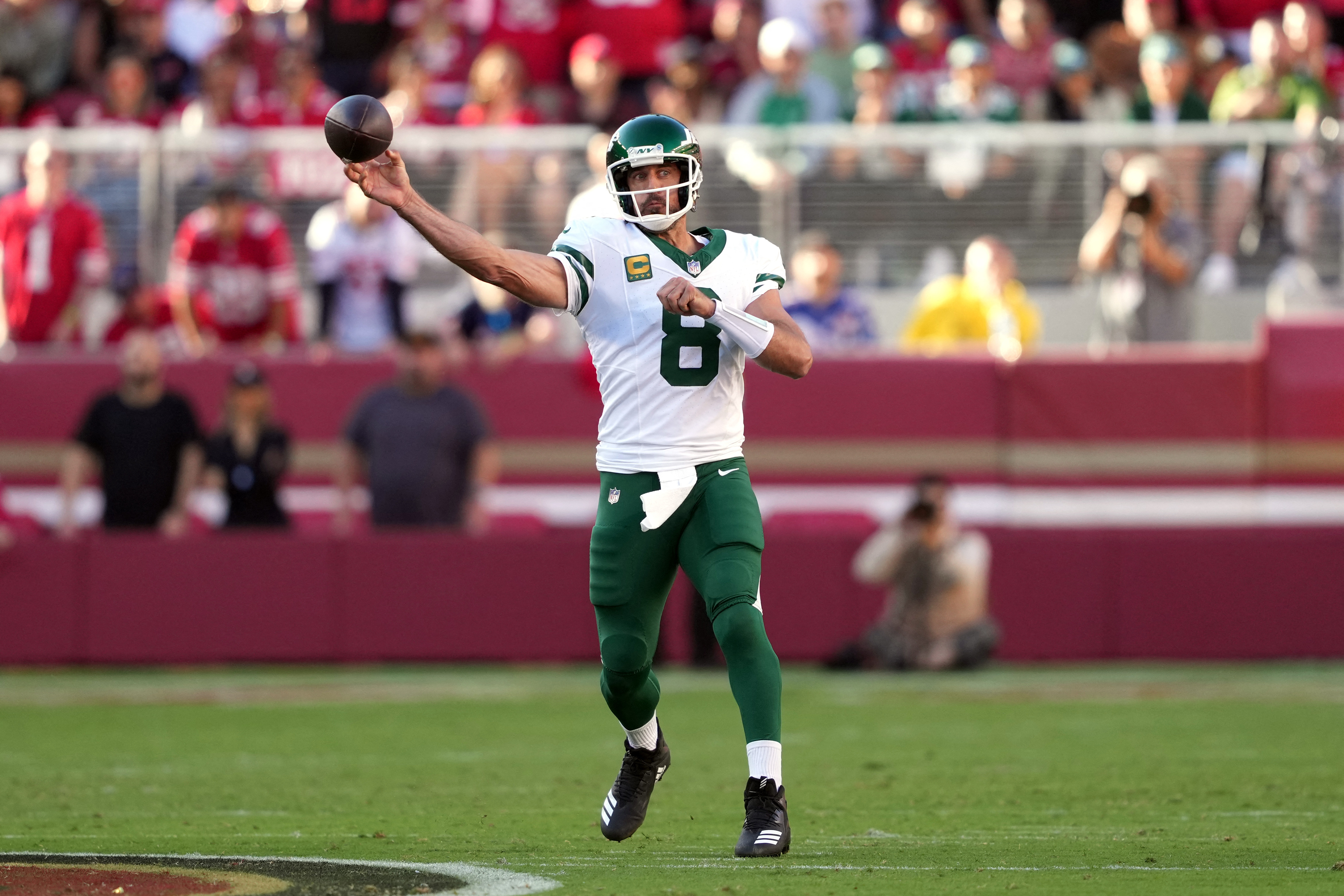 Jets QB Aaron Rodgers throws a pass