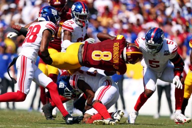 Giants defense tackles Commanders' Brian Robinson Jr.