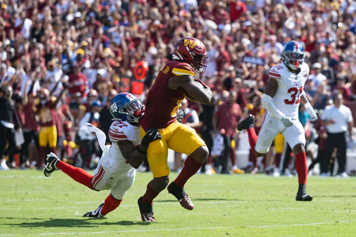 Giants Commanders Jason Pinnock tries to tackle Brian Robinson Jr.