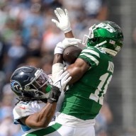 Allen Lazard makes a catch Jets Titans