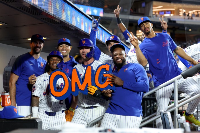 Mets Pete Alonso poses with teammates, OMG sign after home run