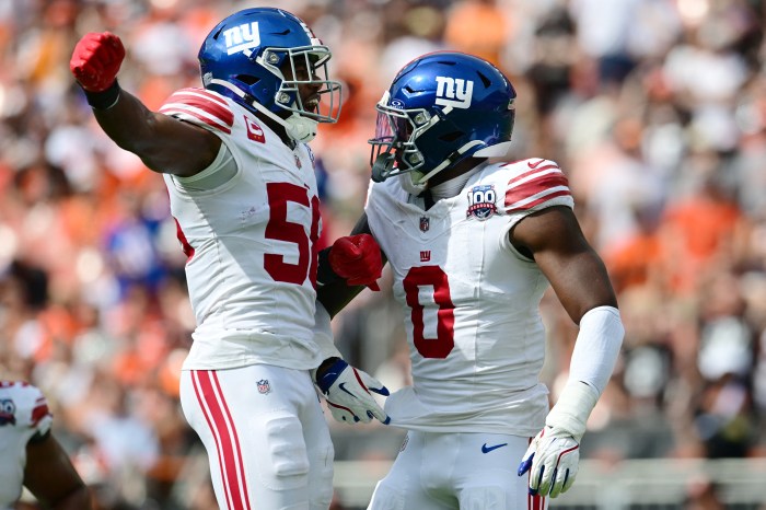 Giants defenders celebrate sack