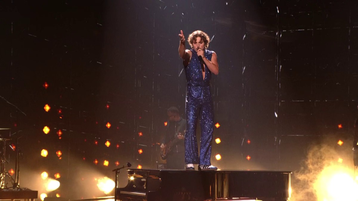 Benson Boone performs at the VMAs