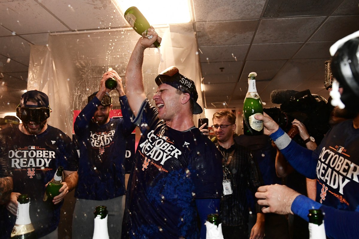 Pete Alonso celebrates Mets win Wild Card