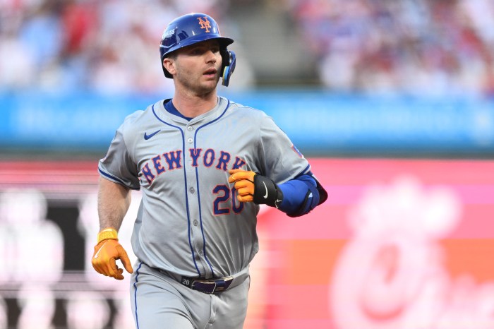 Pete Alonso rounds the bases Mets