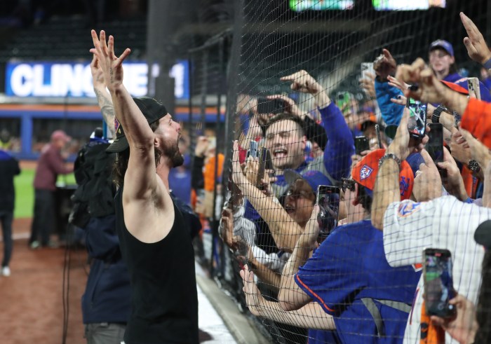 Jesse Winker celebrates Mets fans NLDS clinch