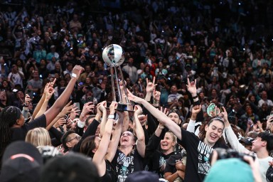 Liberty win WNBA title 2024 celebrate trophy