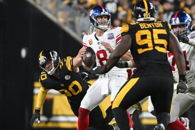 Giants Daniel Jones attempts pass vs. Steelers