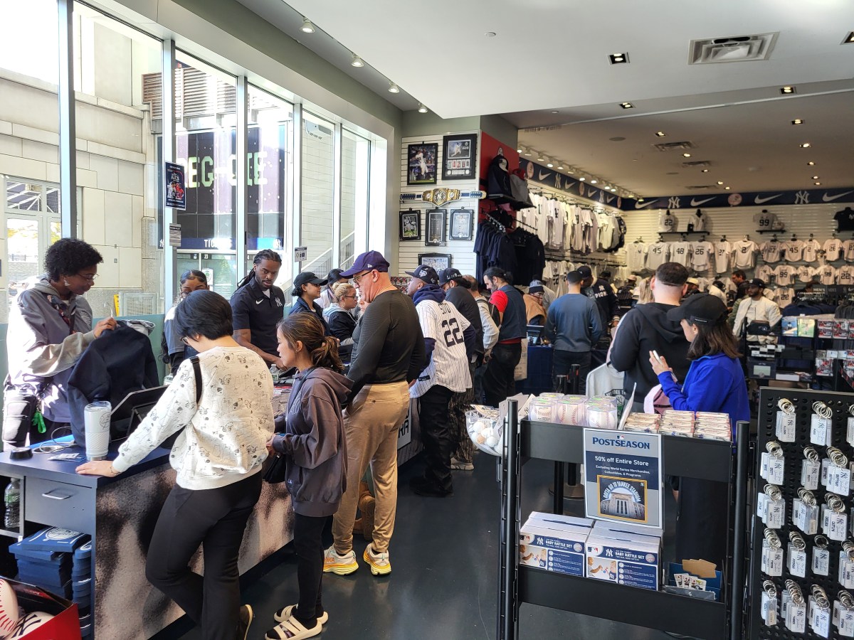 Yankees fans shopping for World Series gear at team store in Bronx