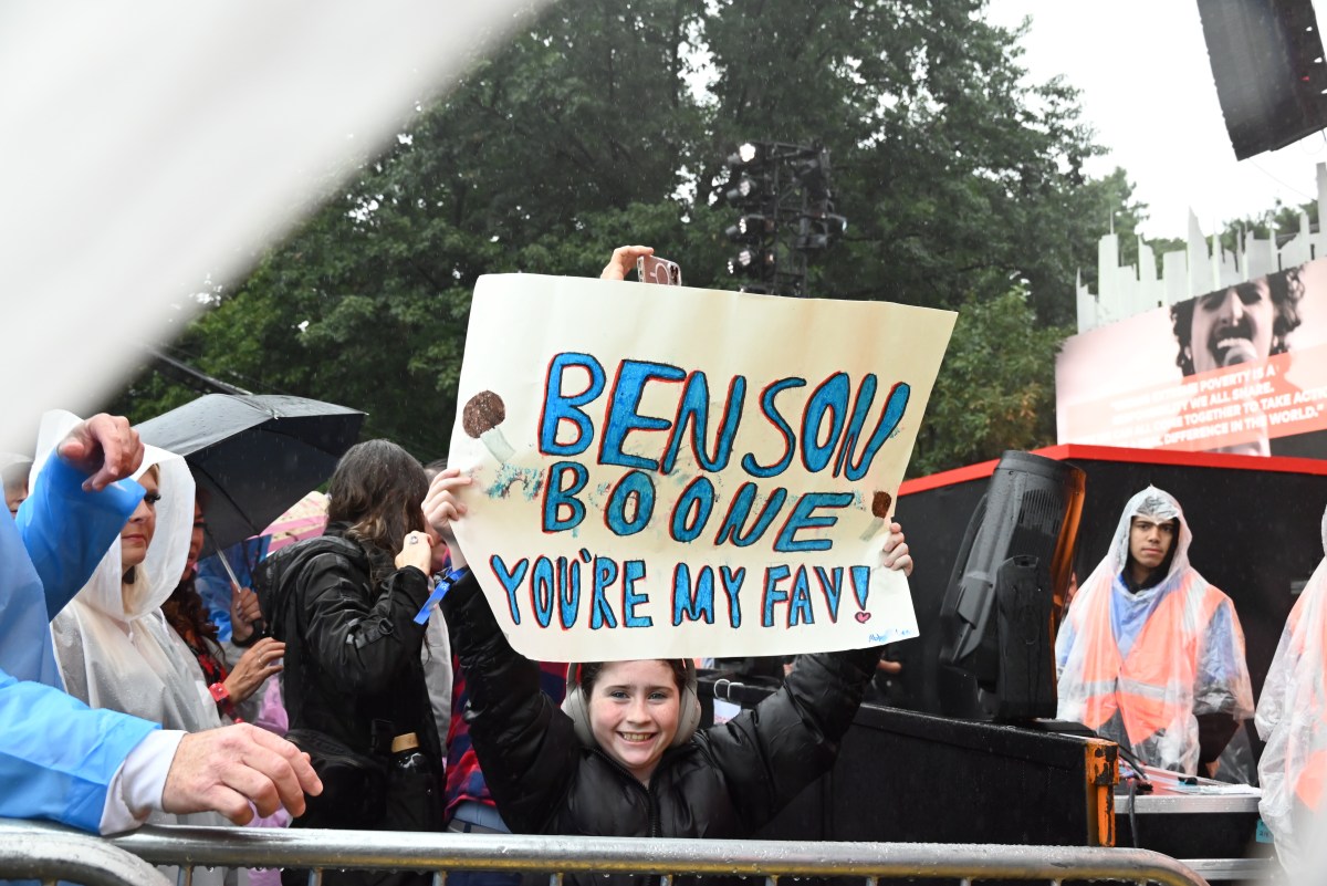 A Benson Boone fan in the audience