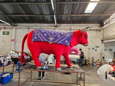 a bull statue that will go on display in Times Square to celebrate Día de los Muertos ( Day of the Dead )